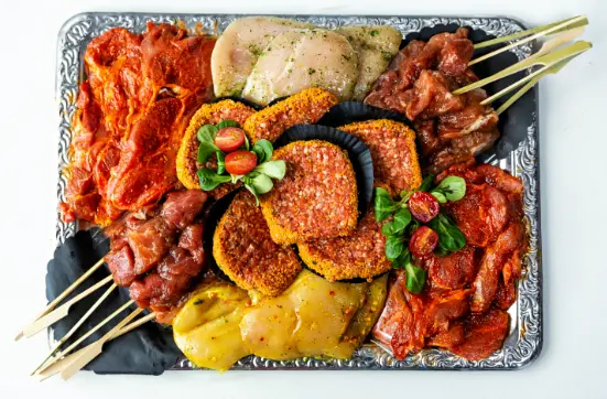 Barbecueschotel met runderspies, gamba spies, ribsticks en Spaanse kipfilet.