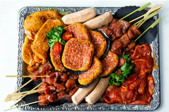 Barbecueschotel met burgemeestersstuk, runderspies, varkenshaassatéspiesen en gemarineerde kipfilet.