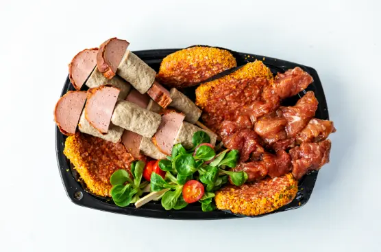 Kinderschotel met satéspies, hamburger of barbecueworst en een juniorspies.