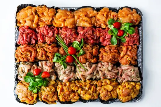 Barbecueschotel met gemarineerde reepjes varkenshaas, kipfilet en rundvlees.