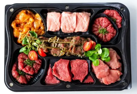 Gourmetschaal 3 met varkenshaas, runderhaas, kalfsoester, kipreepjes, runderspies en Duitse bief — ambachtelijk bereid, vers en van topkwaliteit.