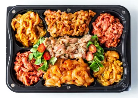 Gourmetschaal 4 met biefreepjes, kipreepjes, Franse reepjes, shoarmareepjes en Indian curry-reepjes – vers, mals en ambachtelijk bereid.