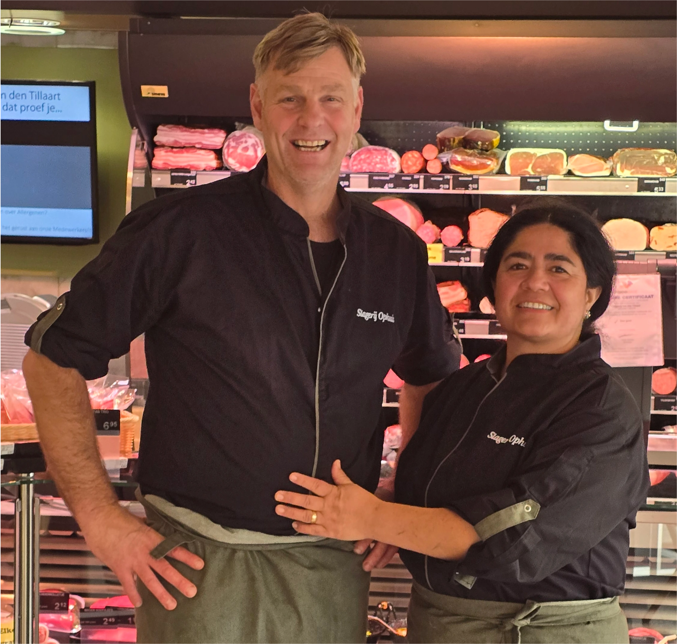 Arnoud en Marcella Ophuis van Slagerij Ophuis in de winkel, voor de toonbank met ambachtelijke vleeswaren.