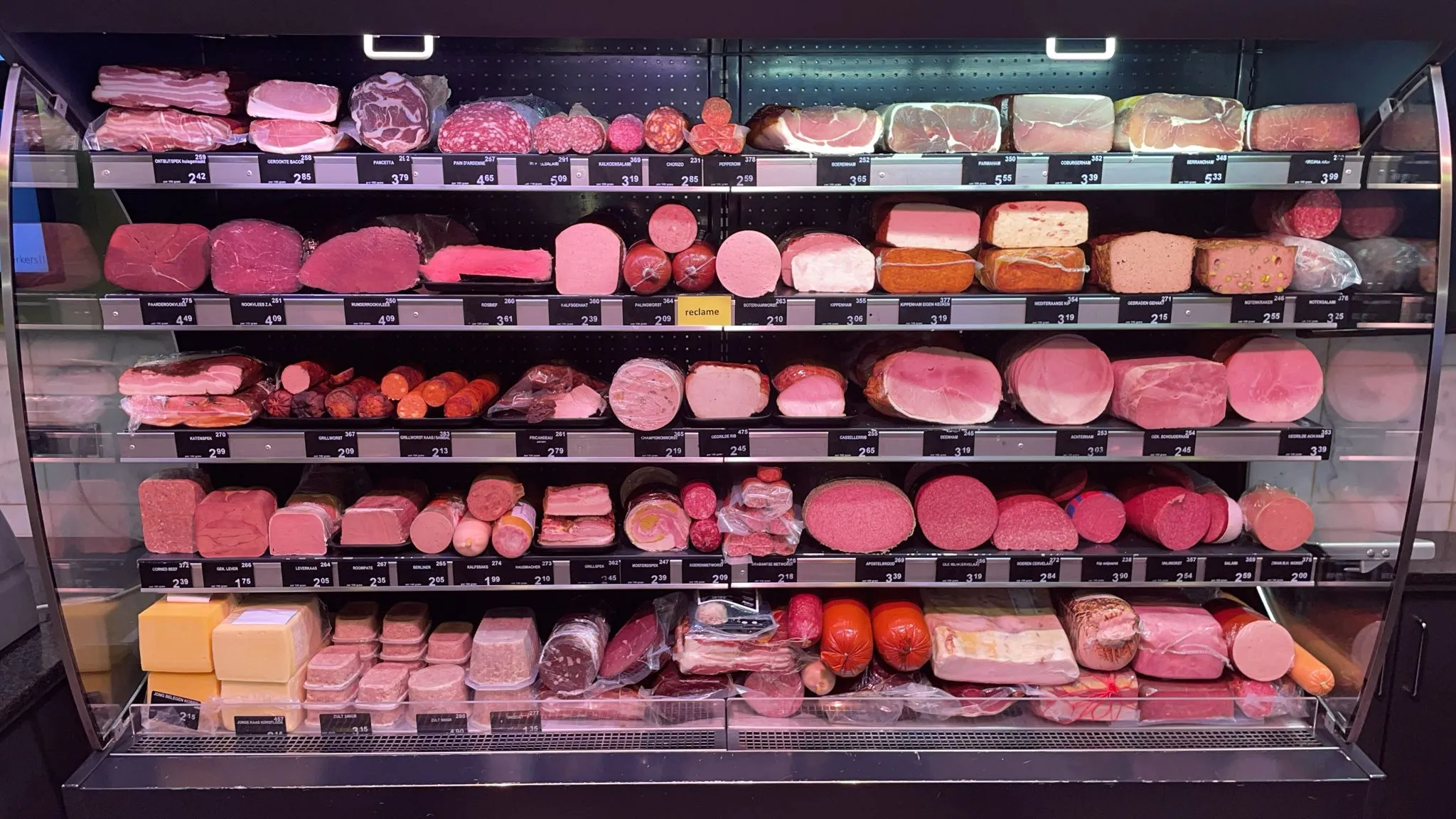 Huisgemaakte producten uit eigen keuken bij Ambachtelijke Slagerij Ophuis, met sauzen, worsten, broodjes en verse maaltijden.