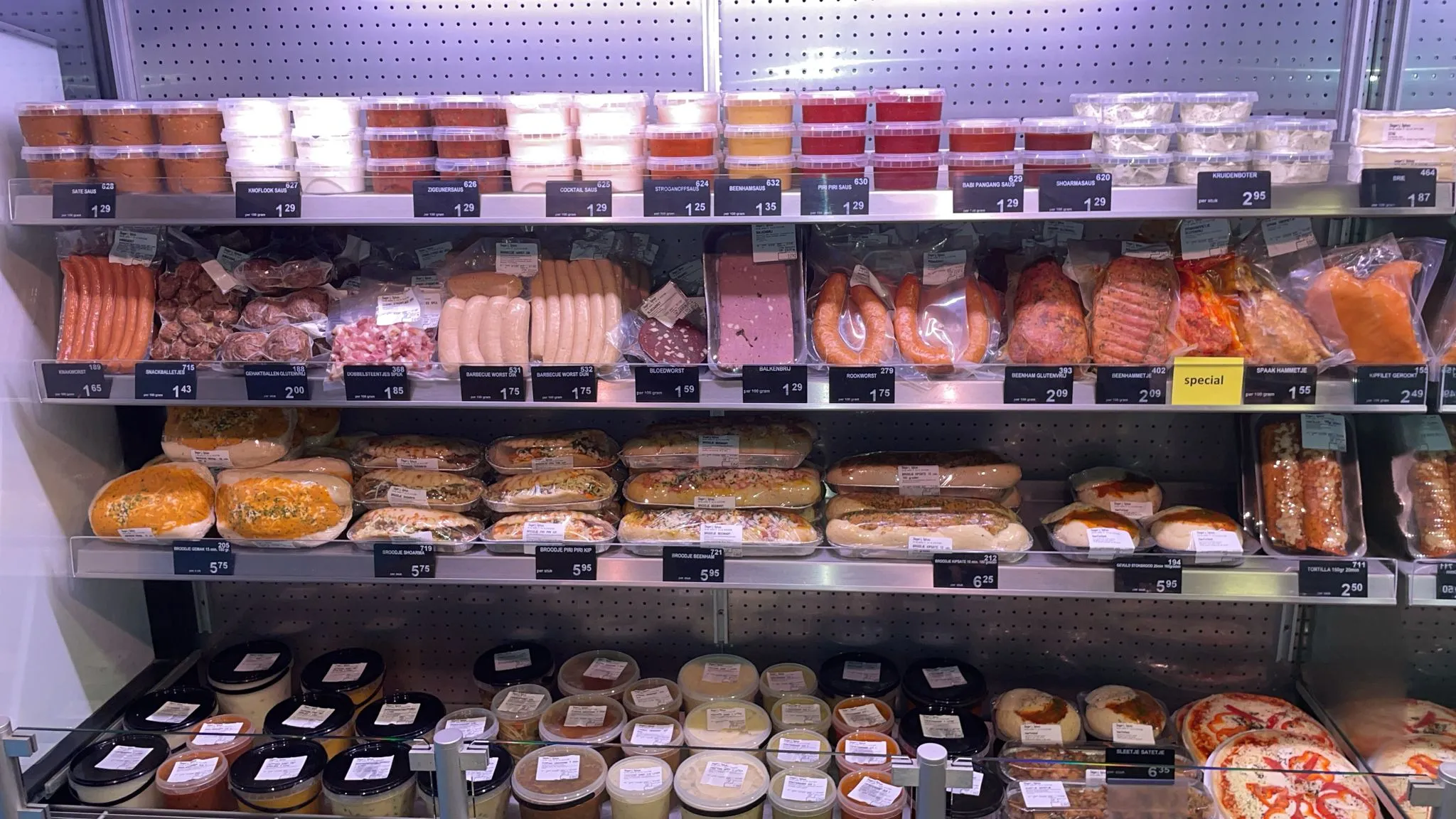 Huisgemaakte producten uit eigen keuken bij Ambachtelijke Slagerij Ophuis, met sauzen, worsten, broodjes en verse maaltijden.